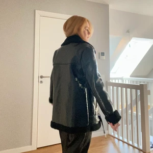 Varm skinnjacka med Teddy inuti  - Köpt från Nakd och aldrig använd. Har fickor och skärp. Storlek 36, jag brukar själv ha 36