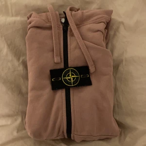 STONE ISLAND HOODIE - SIZE M(Passar S-M) - Nypris: 2800 Mitt pris: 1800                                   KOM PRIVAT FÖR FLER BILDER!                            Säljer min Stone Island hoodie då jag själv inte använder den särskilt mycket. Hoodien är i väldigt bra skick, och det lilla slit som finns på den är från tvätt och inte användning. Tröjan har inga defekter eller skador. Tröjan är självklart äkta och jag köpte den på Nitty Gritty i Stockholm nu i somras.                        OBS köparen står för frakt 