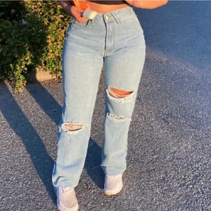 Ljusblå jeans - As fina ljusblå jeans från Shein.           (Lånade bilder från tjejen jag köpte dom från) Säljer då jag tröttnat på jeans över lag. Aldrig använda. Dom ska vara i strl M-L men jag tycker dom passar i S-M nästan och kanske L