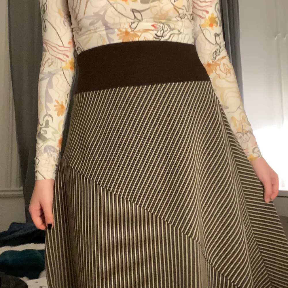 brun/vit randig kjol köpt på stadsmissionen! man kan ha den båda långsidat och högmidjat, då den är ganska stretchig. det står ingen storlek men skulle säga att den passar S-M (kanske L också). Kjolar.