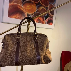 Handväska  - Supersnygg vintage väska🥰, köpt på secondhand. Köparen står för frakt<3