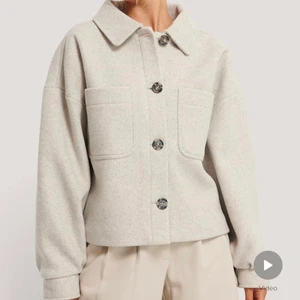 Jacka ifrån NA-KD  - Beige jacka i storlek 36 ifrån NA-KD. Köpt för 1 år sen, knappt använd. Originalpris 799kr.Tjockt material, kort jacka med fina bruna knappar.