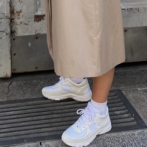 Chanel Sneakers - Hvide Chanel sneakers <3 får desværre ikke brugt dem nok.. virkelig fin stand, sælges kun hvis rette bud kommer 