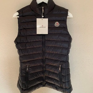 Moncler väst dam - Jättefin Moncler väst i nyskick. Äkta väst köpt från NK, tyvärr inget kvitto kvar. Köpt för 6000 säljer för 3500.