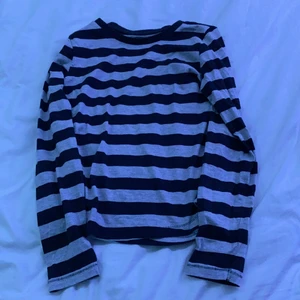 Randig tröja - Säljer nu denna in princip oanvända randiga tröjan! Storlek XS men sitter som en S också🤍🤍🤍🤍 100kr+frakt