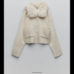 Kappa zara - Säljer denna superfina kappa/ kofta från zara. Har i stolek L men brukar ha stolek xs och skulle säga att den passar S, M också. Priset kan diskuteras, orginal pris 559kr. Endast använd 1 gång, kom privat för fler bilder!💘