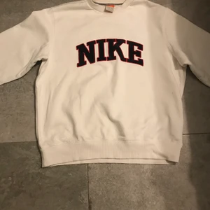 Nike sweatshirt  - Säljer denna Nike sweatshirt i storlek 42/44. Den har två fläckar som jag ej har försökt att få bort. Köparen står för frakten (så alltså det slutgiltiga priset + 66kr). Kontakta för fler detaljerade bilder, hur den sitter på eller om ni har några frågor. Buda fram tills onsdag 24/11 kl. 21.00 skickar endast inom Sverige (only shipping in sweden) Betala via swish inga returer står inte heller för postens slarv