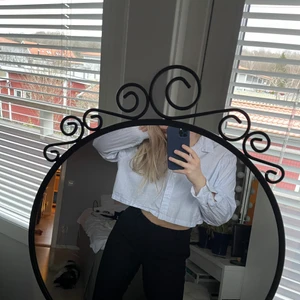 Randig skjorta  - Croppad randig skjorta från h&m! Storlek L men passar M också!