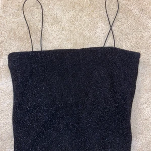 Glittrigt festlinne - Jättegulligt svart-glittrigt festlinne