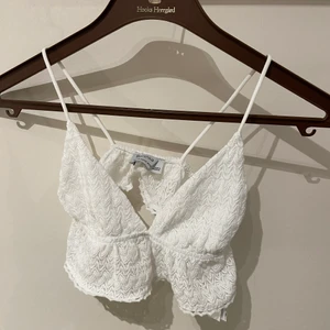 Vit topp - Helt oanvänd vit topp från bershka