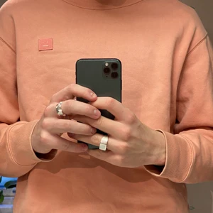 Acne studios rosa tröja  - Säljer min fina rosa acne smiley tröja i oversized modell. En av mina gamla favoriter i size L. Nypris är 2000 så dont miss out på ett fint steal!