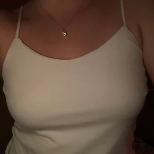 Tre linnen - Det vita linnet är från bikbok och är storlek xs, men skulle säga att den är stor i storlek. Det är lite längre, ner till höfterna ungefär, det är dubbelt tyg så det är inte genomskinligt. Det ljusblåa linnet är storlek s och är från HM. Det har ribbat tyg och en ”gullig” kant. Det neongröna är storlek s från zaful. Det är kort och har ett kryss i ryggen.