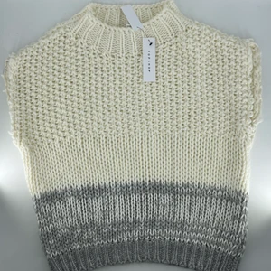 Stickad tröja  - Aldrig använd dock avklippt i armar från TOPSHOP💕