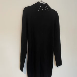 Stickad klänning & Other Stories - Svart klänning, aldrig använd i storlek M men känns som en S/XS. 