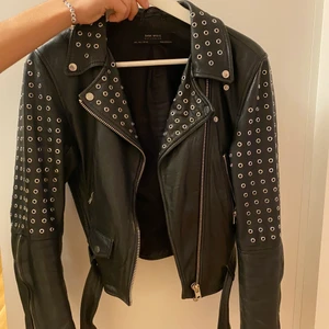 Ball skinnjacka från Zara!  - Ball skinnjacka från Zara i äkta läder med nitar, inköpt för 1700kr. Storlek L men liten i passform, passar XS-M. Använd men i gott skick.