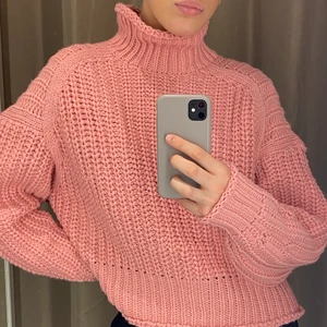 Rosa stickad tröja  - En tjock stickad tröja från H&M💕 Tröjan är i mycket bra skick, använde några gånger förra hösten/vintern. Stl S men passar mindre/större beroende på önskad fit! Jag är 177cm!  Frakt tillkommer! Annars kan mötas up i Alingsås trakterna! 