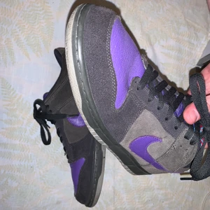 Nike Dunk CL Newsprint Varsity Purple - Säljer mina Dunks, storlek 44, Riktigt feta och sjukt rare. släpptes 2007 och har tagits hand om väl därav bra skick. Material är mocka och skinn. Finns knappt o köpa nån annan stans. Hör av dig vid intresse!