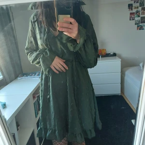 Mörkgrön klänning - Mörkgrön klänning från shein. Storlek l men passar bättre på en s-m. 70 kr