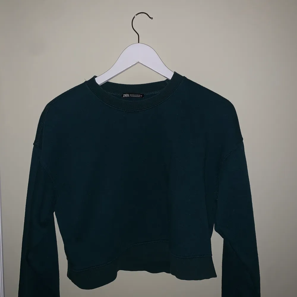 Mörk grön sweatshirt från zara, bra skick! Köparen står för frakt💙. Tröjor & Koftor.