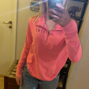 Pink Victoria’s Secret  - Pink Victoria’s secret tröja som är ganska oanvänd. Kan mötas upp, annars står köparen för frakt.