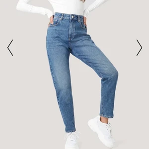 NAKD jeans 💓 - Jag säljer dessa populära momjeans från NAKD i storlek 34. De är använda några gånger men i super bra skick!! Köptes för 439kr + frakt och säljs för 175kr + frakt 💓