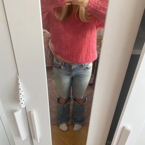 Rosa tröja  - En rosa tröja som jag köpt secondhand, därav har den ingen lapp eller storlek men skulle säga att den är i en onesize!!! Den har lite glitter flisor i sig vilket är så gulligt, och är så snyggt att ha till vardagen med ett par jeans eller lite mer uppklätt över en klänning eller kjol!!💘💘💘💘