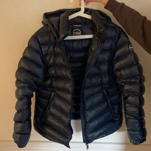 Colmar Dunjacka Man - Fin Colmar jacka i bra skick, endast använd ett fåtal gånger. Väldigt varm och passar bra för vintern. Det är en mörkblå dunjacka i killmodell som tyvärr inte kommer till användning här hemma längre⭐️