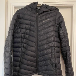 Peak Performace jacka strl L/M  - Hej, nu är det dags att bli av med min fina Peak jacka. Jag väljer att sälja vidare den pga att den ej kommer till användning längre. Har haft den i 9 månader och den är knappt använd och är i jätte bra skick. Den köptes för 3000kr men säljer den för 2400 priset kan diskuteras. Det som också är bra med denna jackan är att du kan ha den året  runt alltså den funkar som både vår/vinter jacka.