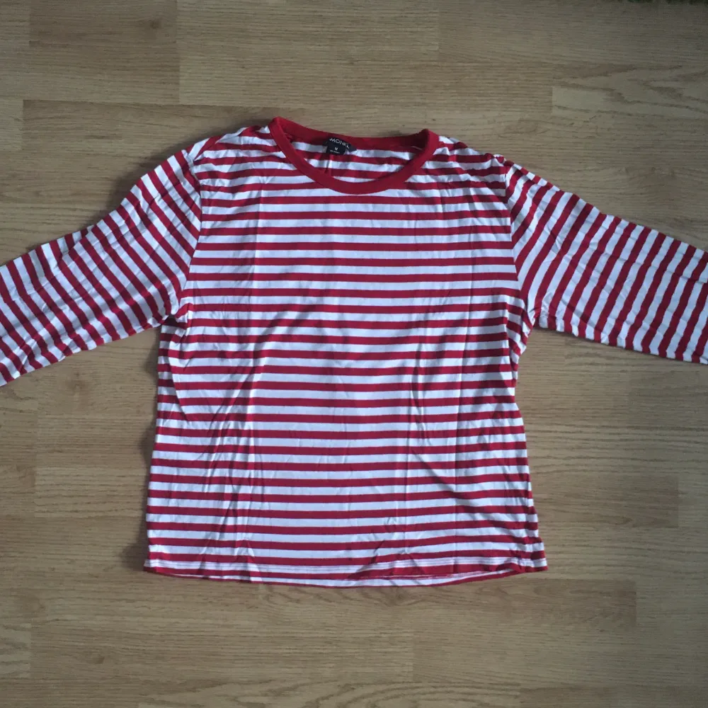 En röd randig tröja från Monki i storlek M. Säljer pga att den ej kommer till användning. Finns inga defekter på den:) Konakta gärna om frågor finns eller om du vill ha fler bilder på den ✨. Tröjor & Koftor.