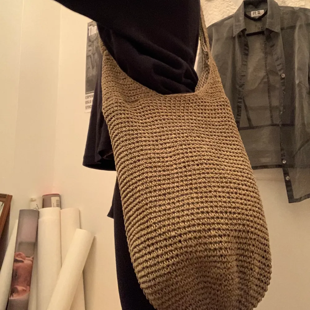 Cool brun crossbody väska i crochet material⭐️⭐️⭐️. Väskor.