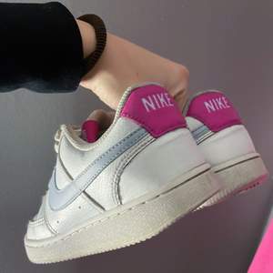 Ett par Nike skor i storlek 36. I bra skick och sparsamt använda. Köpta för ca 600kr. Skriv om du vill ha någon mer information!