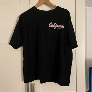 T-shirt  - Säljer denna t-shirt i stl M, lite oversized! 90 kr, frakt tillkommer❤️