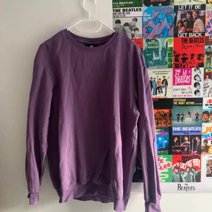 tröja - Säljer den lila tröjan från H&M från herravdelningen! Rätt så oanvänd! Frakten ingår ej i priset😊