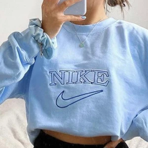 Nike tröja  - Säljer denna ljusblåa vintage nike tröjan, (första bilden är inte min) den kommer tyvärr inte till användning längre. Väldigt sparsamt använd & är i storlek S 🤎