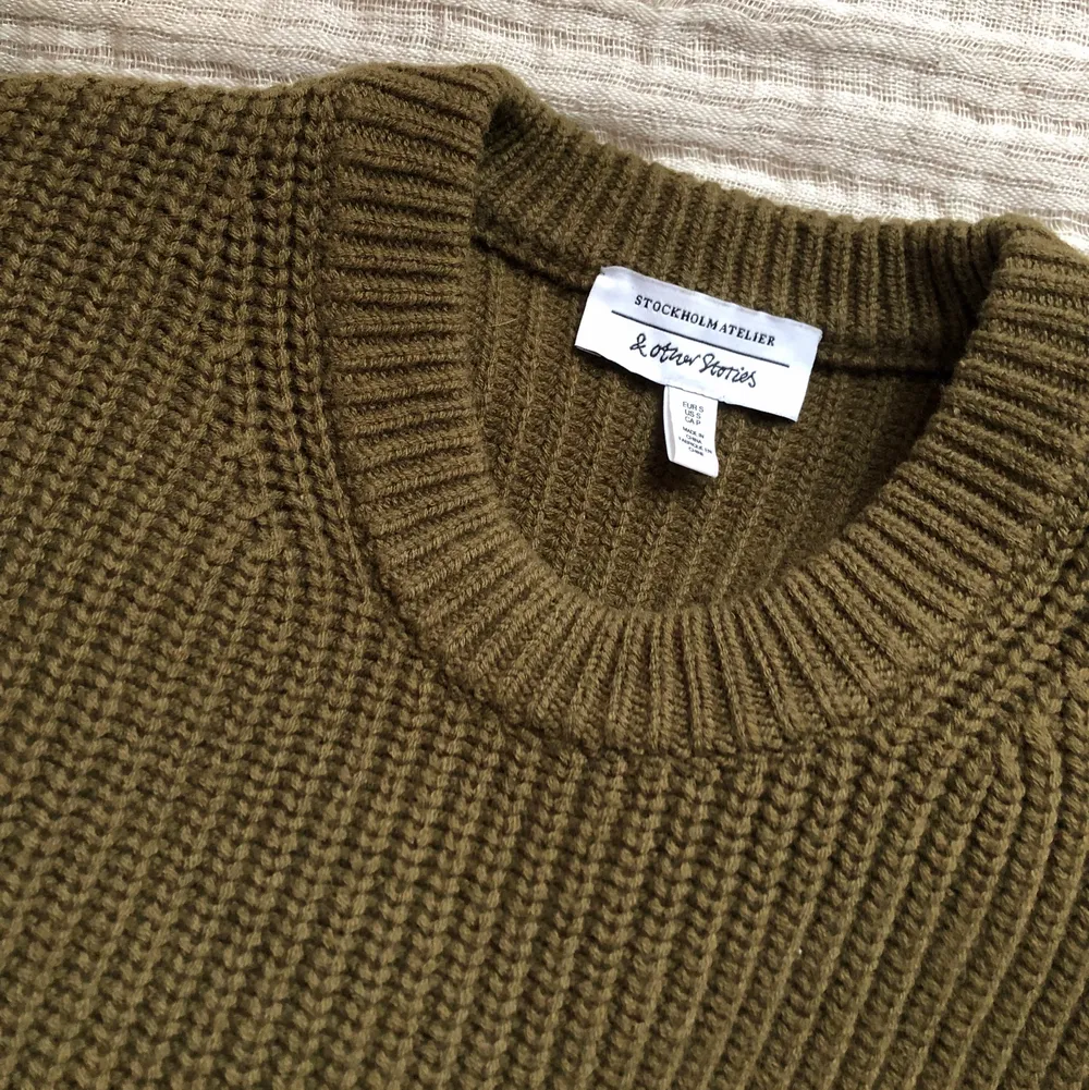 Säljer en mossgrön stickad tröja från & Other Stories🤎💚🤎 Bra skick. Den är i SMALL, men ska sitta lite oversized. Frakt tillkommer. . Stickat.