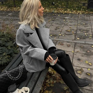 Grå kappa - Säljer min gråa kappa från lojsan wallins kollektion med bubbleroom!! Helt ny i storlek 34 men passar även 36 och 38🤍