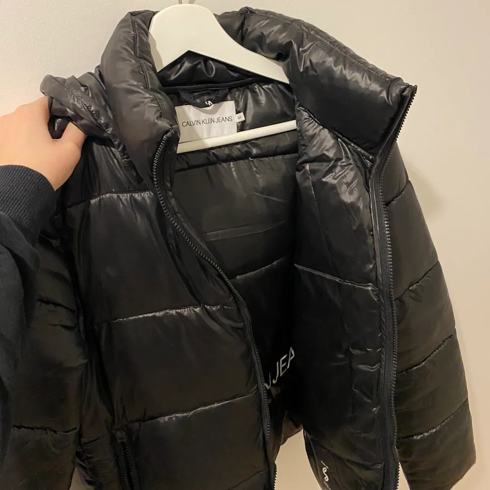 Skitsnygg vinterjacka från Calvin Klein köpt förra säsongen. Varsamt använd! Håller värmen super🤩 strl M men passar även S. 400 kr, frakt ingår. Jackor.