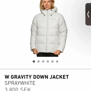 Sail racing jacka  - Jättefin sail racing köpt vintern 2019 men sparsamt använd, hel o ren o bra skick. Nypris 3800 kr o jag säljer den för 750 kr💖