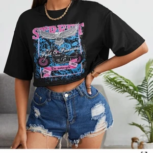 Cropped t-shirt - Kroppar T-shirt med fint motiv som tyvärr inte kommer till användning. Stl S 20kr + frakt 