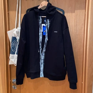 ADER ERROR hoodie, svart, size A2 (L) - Tja, säljer denna feta hoodie från ADER ERROR som är i storlek A2 (Large), Oversized. Tyvärr så passade den inte mig. Släng iväg en kommentar om du skulle vilja ha någon bild på hur den sitter på mig. (Frakten bjuder jag på.)