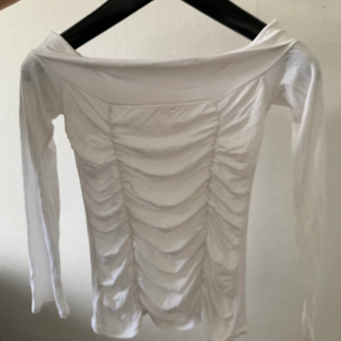 Vit topp med fina detaljer - 90