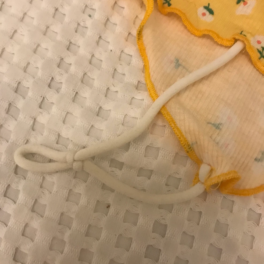 Gul blommig klänning - 90