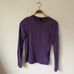 COS långärmad - Lila långärmad baströja från COS. Står XS men är inte liten i storlek utan passar mig som är en S. 