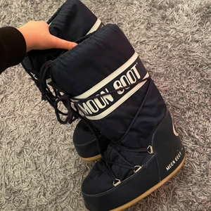 Moon boots 39-41 - Såld Mörkblåa moon boots. Väldigt sparsamt använda. Storlek 39-41!  BUD PÅ: 900kr Köp direkt 1000kr