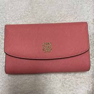 Helt ny Louis Quatorze plånbok. - Helt ny Louis Quatorze plånbok. Rymlig med många fack. 