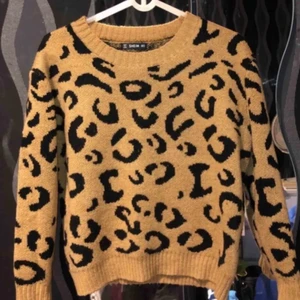 Leopard tröja - Storlek M men sitter som en S