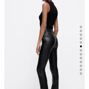 Svarta skinnbyxor  - Svarta skinnbyxor från Zara i storlek S. Inte använda endast testade. Budgivning i kommentarerna om det finns flera intresserade ❤️