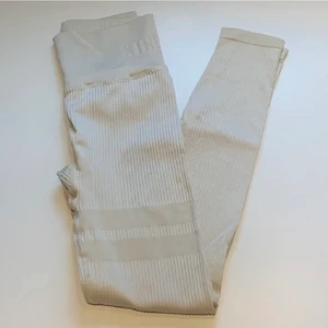 Thigts från Stronger  - Jättefina ribbade thigts från Stronger, knappt använda och aldrig tränade i. I strl xs/s men passar även mig som ibland har M 🥰