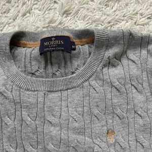 Kabelstickad morriströja - Grå kabelstickad tröja från Morris. Storlek M - liten i storleken, väldigt fint skick. Frakt ingår i priset 