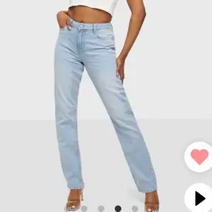 Säljer mina jätte fina blåa jeans från Nelly då de är nästan helt oanvända! De är ganska stora i storleken så passar även de som har storlek 36. Köpte för 599kr och säljer för 200 + frakt💓💓